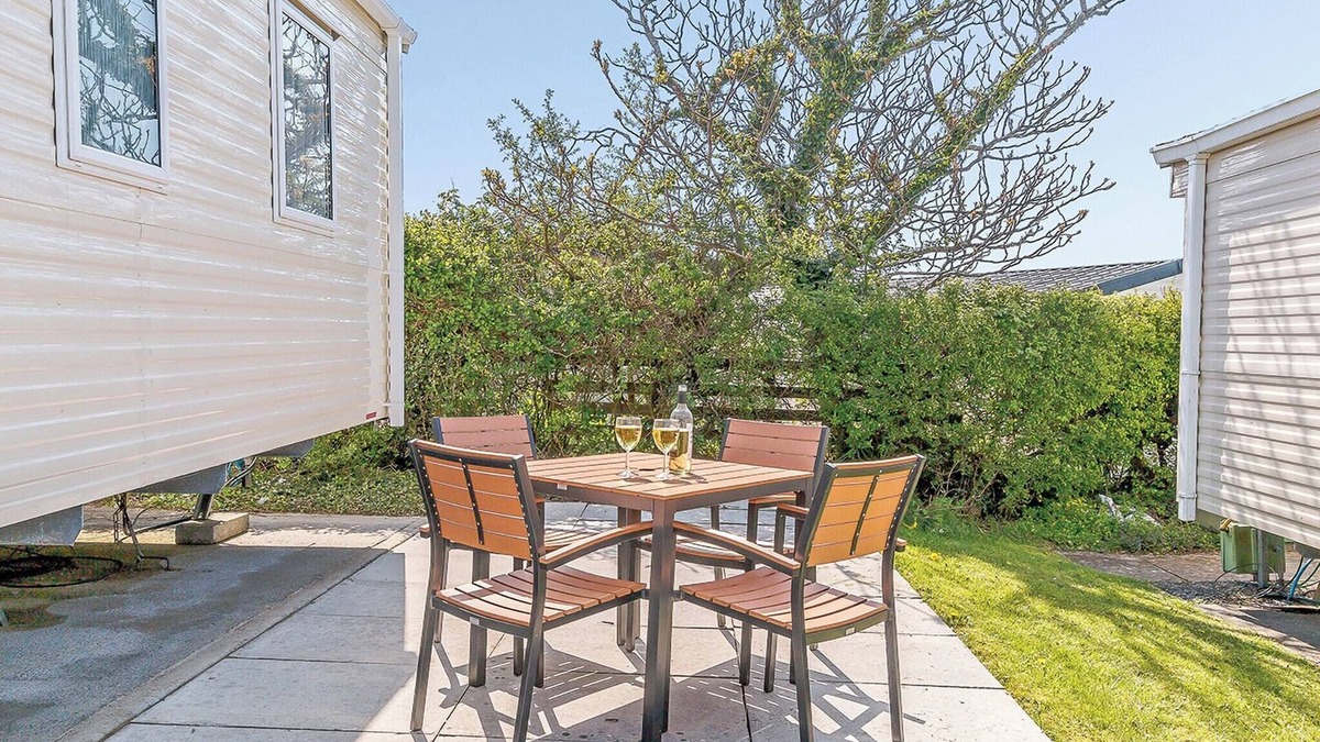 Wiseman's Bridge House | Modern open plan caravan with one double with en suite W.