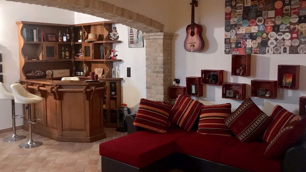 Numana Apartment | Modern open space tavern, with shared garden use
