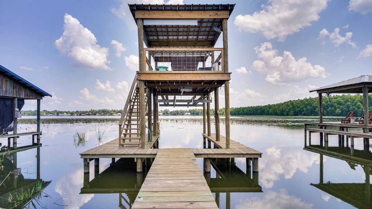 Lakeland Cottage | Modern Oscar Retreat Perched on False River!