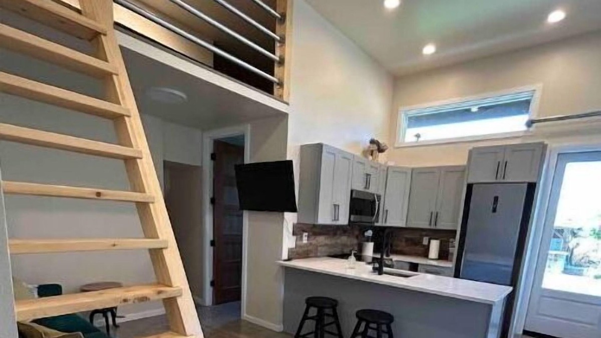 Puyallup Apartment | Modern Paradise
