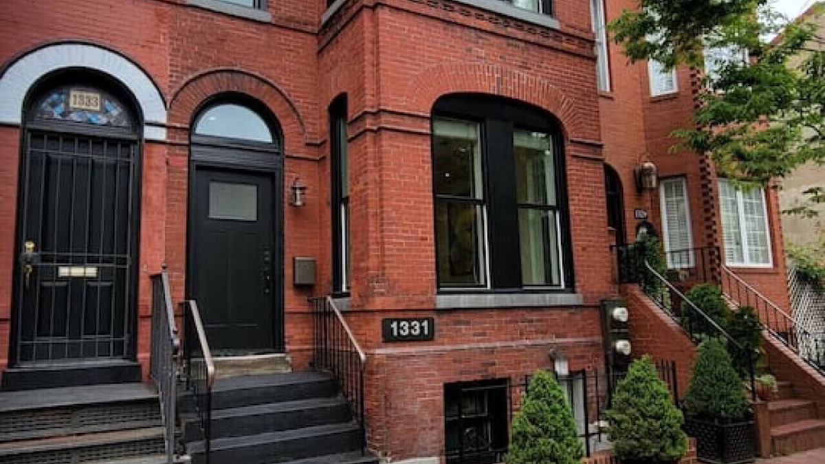 U Street Corridor House | Modern - Parking - Metro 1/2 blk 99 Walk score Minutes to Capital, Museums and National Mall