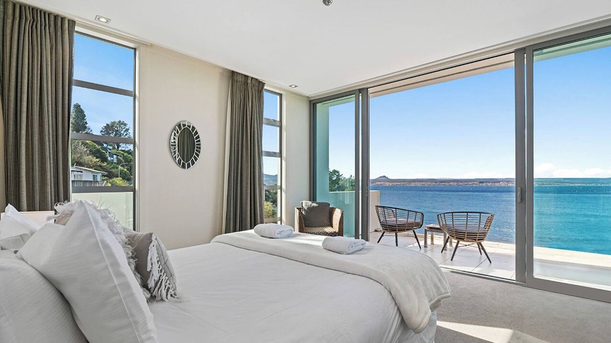 Acacia Bay Apartment | Modern Penthouse Apartment with the BEST Lake Views