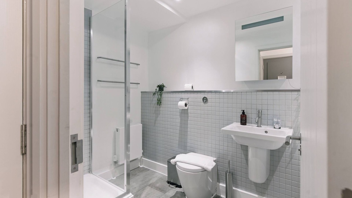 Farringdon Apartment | Modern Penthouse with Private Terrace in Clerkenwell