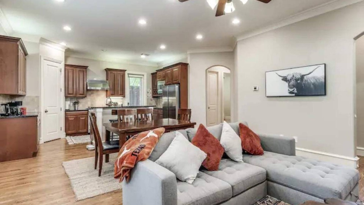 Knox - Henderson House | Modern & Pet-friendly Haven by Downtown Dallas & Greenville!