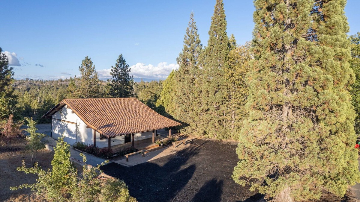 Auberry Apartment | Modern pet friendly suite with AC adjacent to Yosemite National Park.