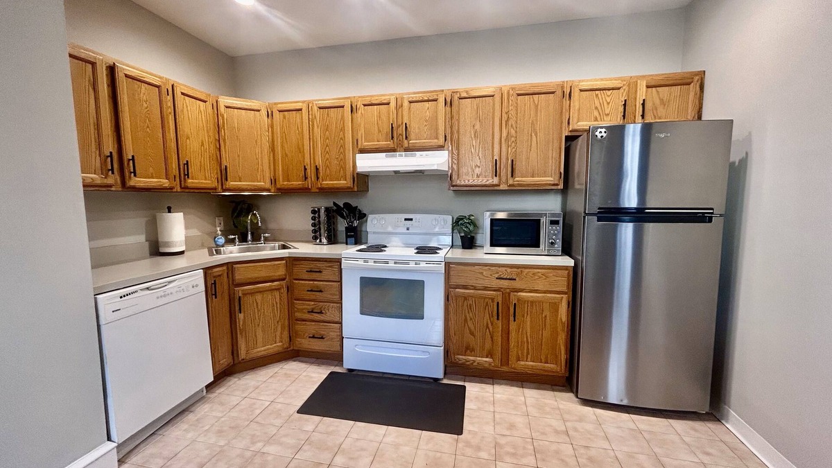 Morton House | Modern Philly Suburb Townhouse - Easy City Access & Close to the AIrport