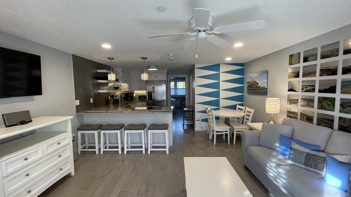 Ogunquit Condo | Modern, poolside Ogunquit 1br/1ba, just a 10 minute stroll into town.