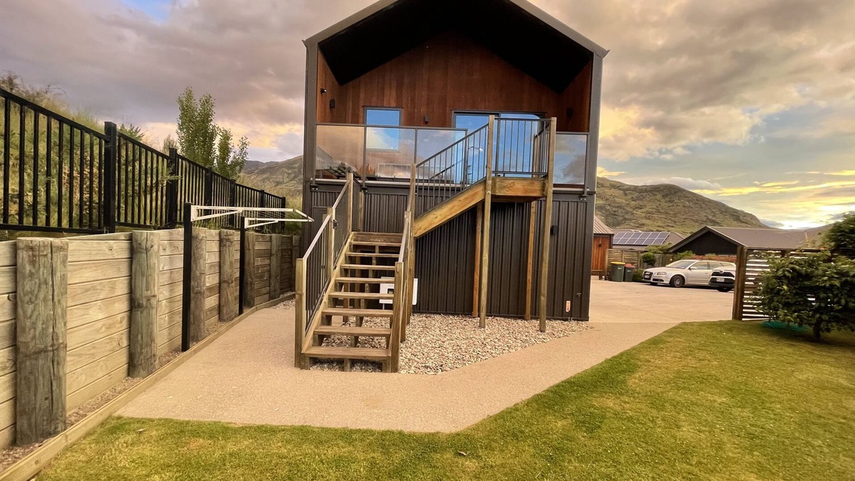 Lower Shotover Apartment | Modern, Private 2 bedroom Apartment with stunning views