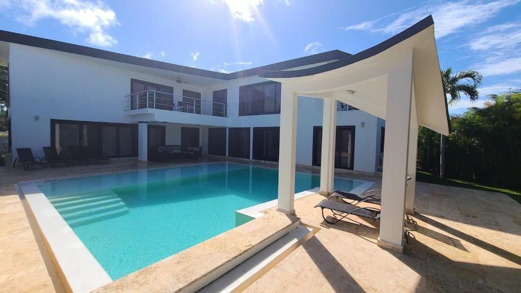 La Mulata Villa | Modern & private 4 bedroom villa with infinity pool