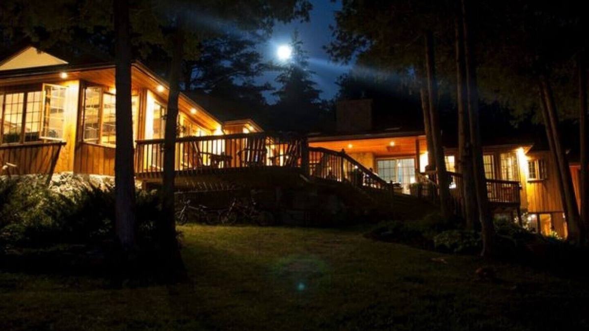 Selwyn Cottage | Modern & Private Cottage Sleeps 16 with 7+ Bedrooms