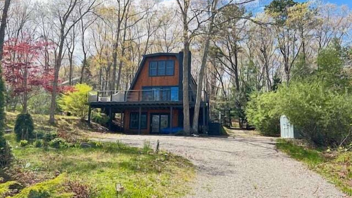 Forestdale House | Modern & Private Retreat, Walk To Snake Pond