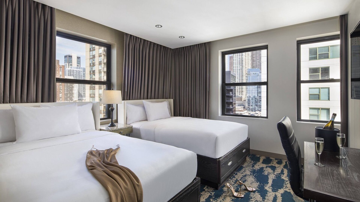 Near North Side Hotel | Modern Queen Stay! Pet Friendly Accommodation w/Gym Access | Chicago Riverwalk!