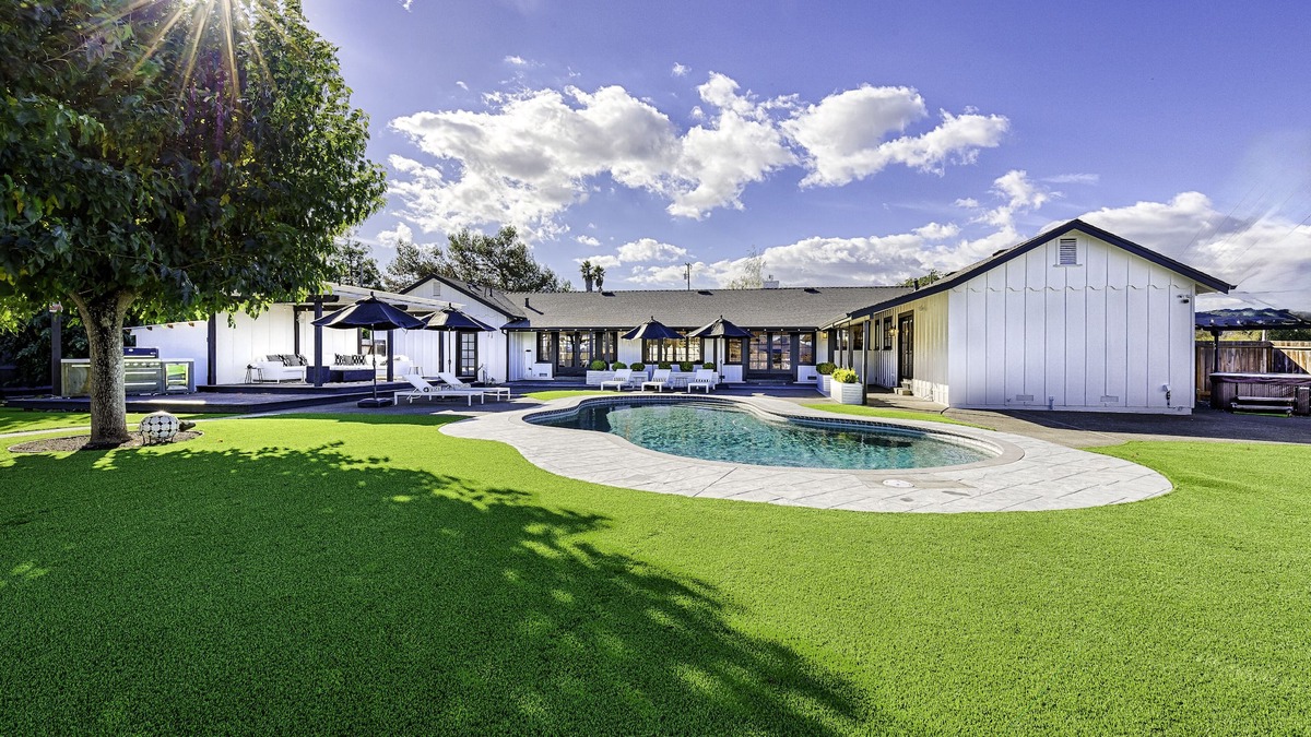 Sonoma House | Modern Ranch House-swim, soak, pickleball & walk to wineries