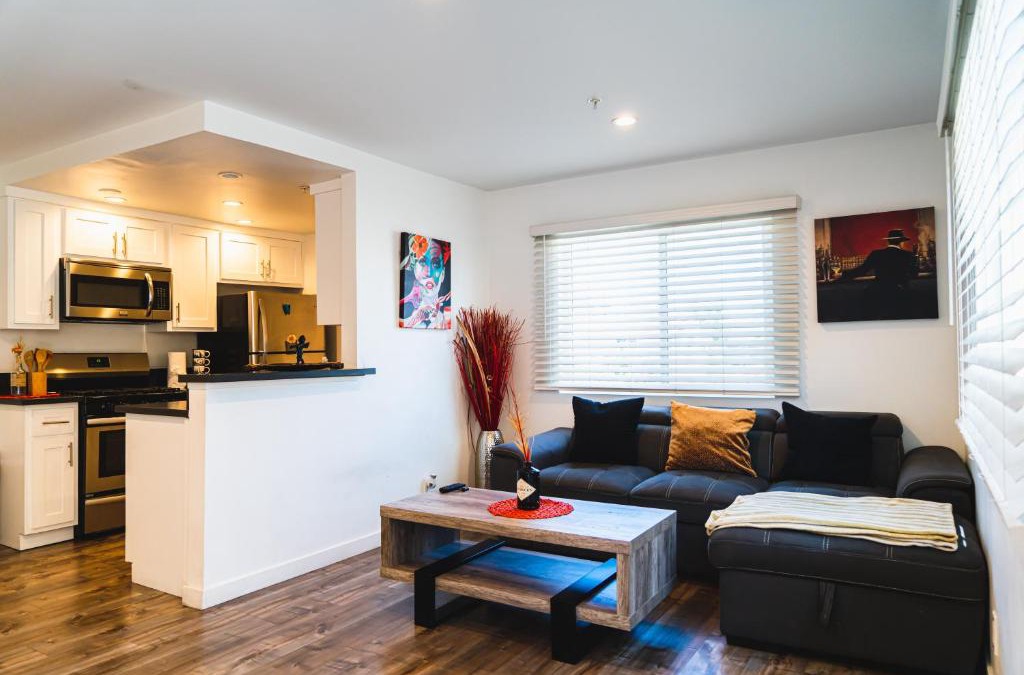 Wilshire Apartment | Modern Remodeled 1-Bedroom Close to Hollywood walk of fame with parking