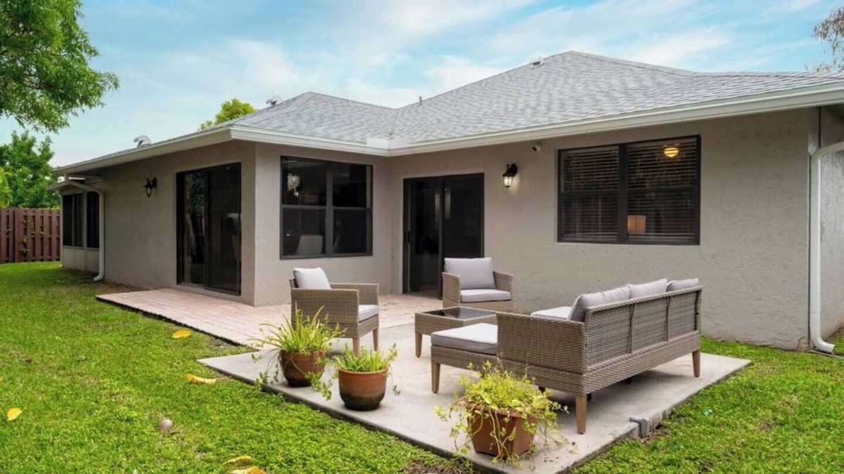 Wellington House | Modern, remodeled, pool table in Wellington!