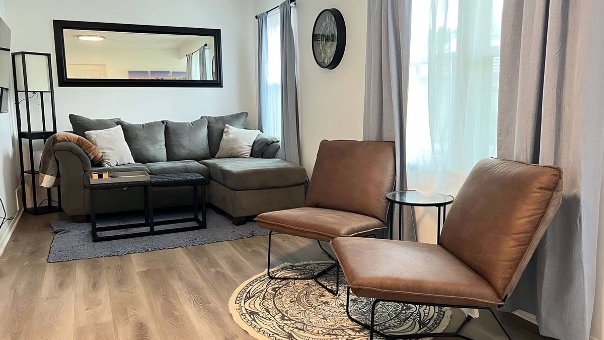 Warren House | Modern & Renovated 3B/1B Home - Quiet & Cozyn