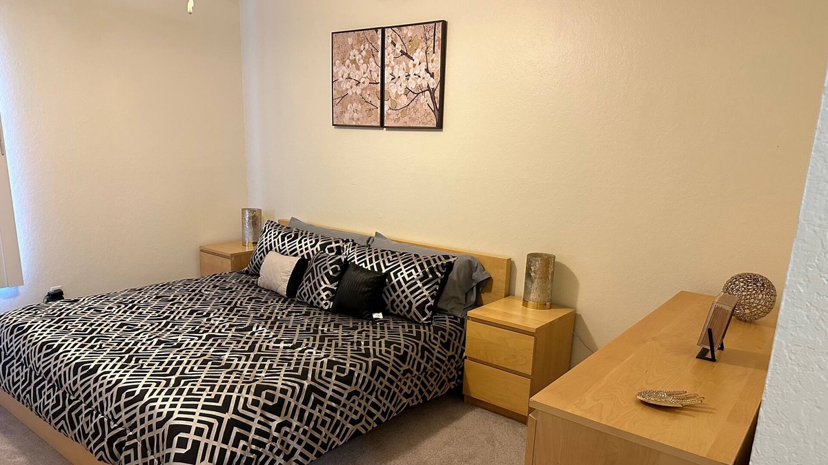 Costa Mesa Apartment | Modern Rental*Business Trip*King Bed*Wifi-Pool/Gym