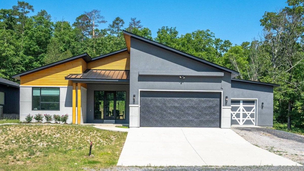 Mid America Apartment | Modern Retreat | 12 min-Oaklawn | KID Friendly