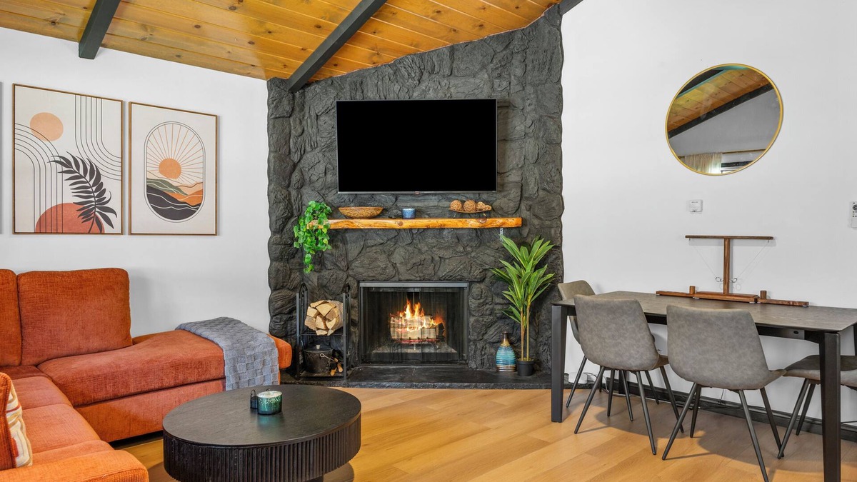 Woodlands Cabin | Modern Retreat - Hiking Trails, Mini-Golf & Views