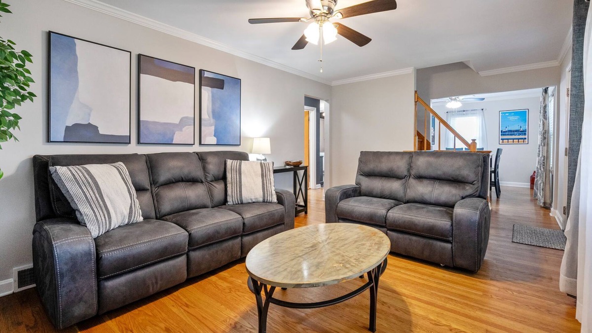 Watterson Park House | Modern Retreat in Central Louisville - Sleeps 10 - Ideal for Families & Groups