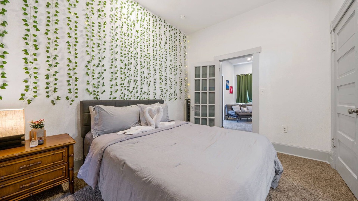 Alta Vista Apartment | Modern Retreat l 30+ Day Stay Med Center & Airport