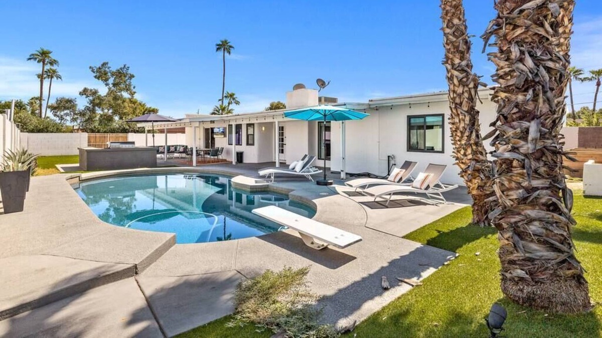 Raskin Estates House | Modern Retreat Minutes from Shopping Dining & Golf