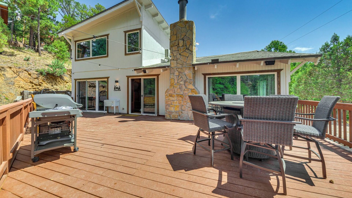 Ruidoso Cabin | Modern Retreat w/Deck: 14 Mi to Ski Apache!