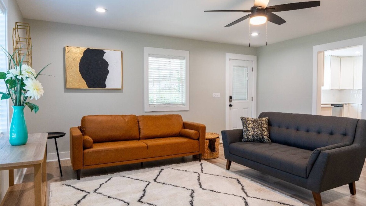 Durham House | Modern Retreat w/King Bed –3 BR Near Duke DT
