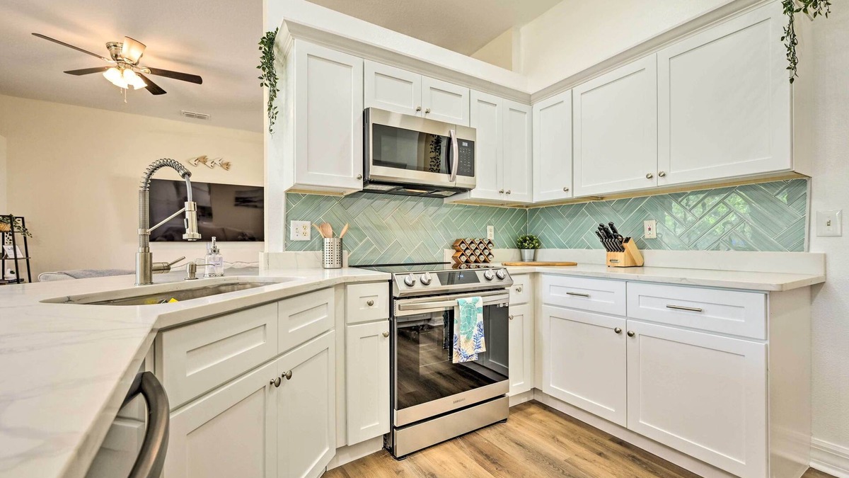 Lakeland Cottage | Modern Retreat w/Screened Porch & Game Room!