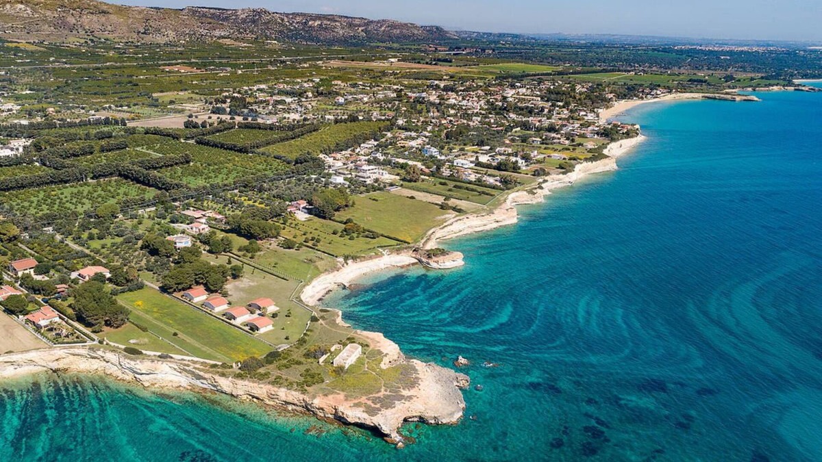 Eastern Sicily Villa | Modern romantic villa near the sea