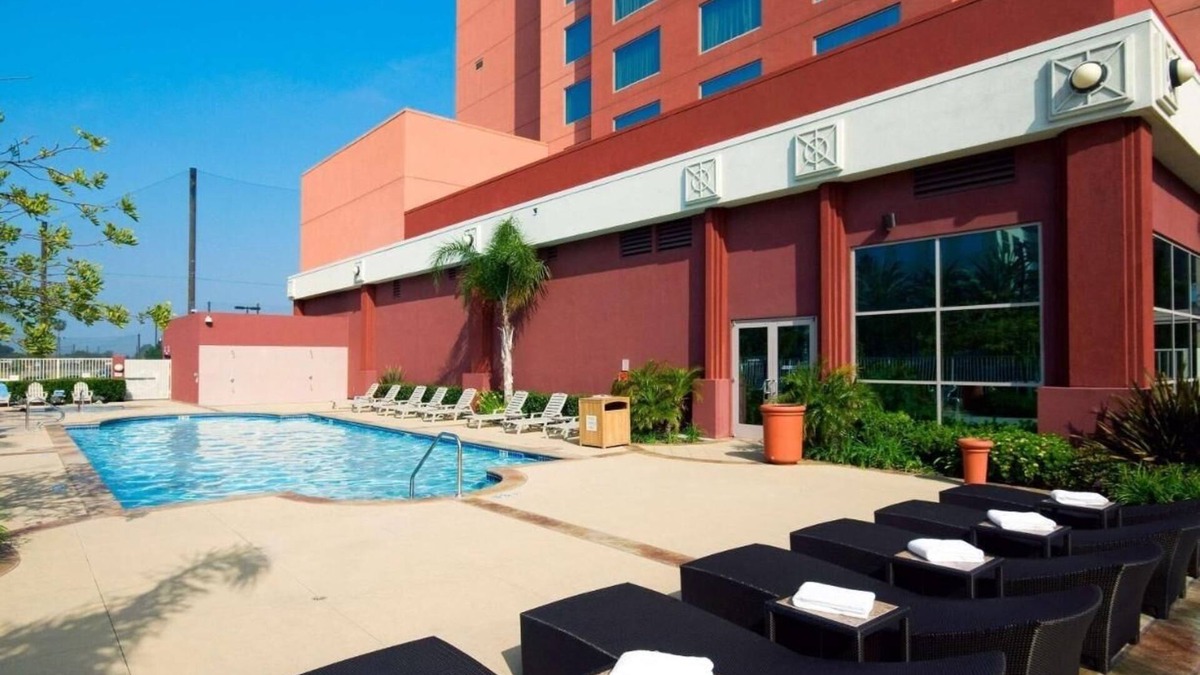 Southwest Anaheim Hotel | Modern Room in Embassy Suites Anaheim South – Comfort & Convenience Near Disney