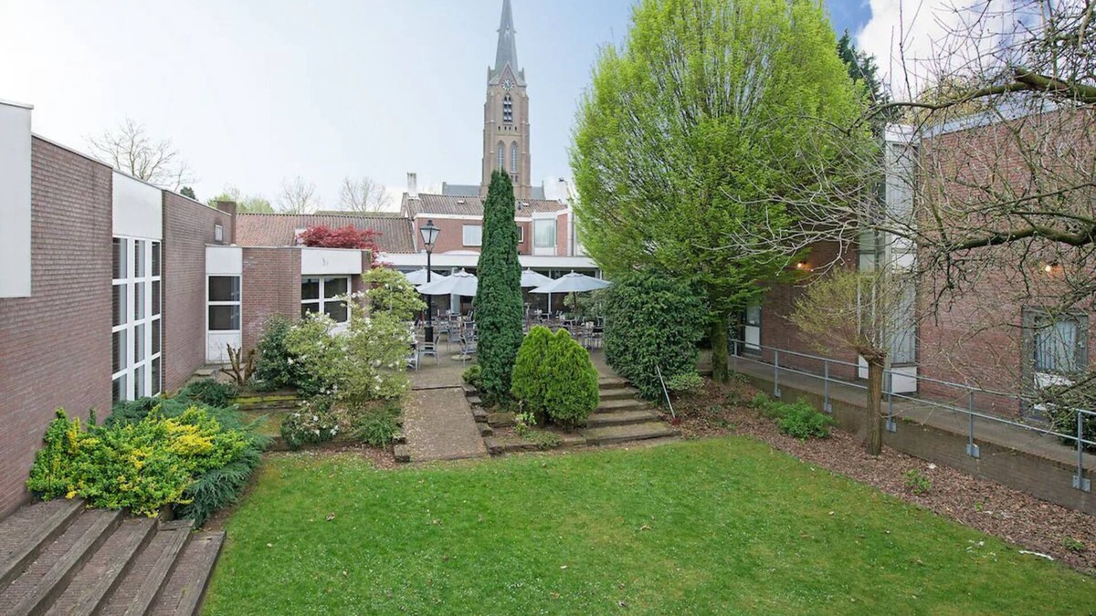 Vlijmen Hotel | Modern Room Near Golf Courses and Nature Trails in Vlijmen, Free Parking