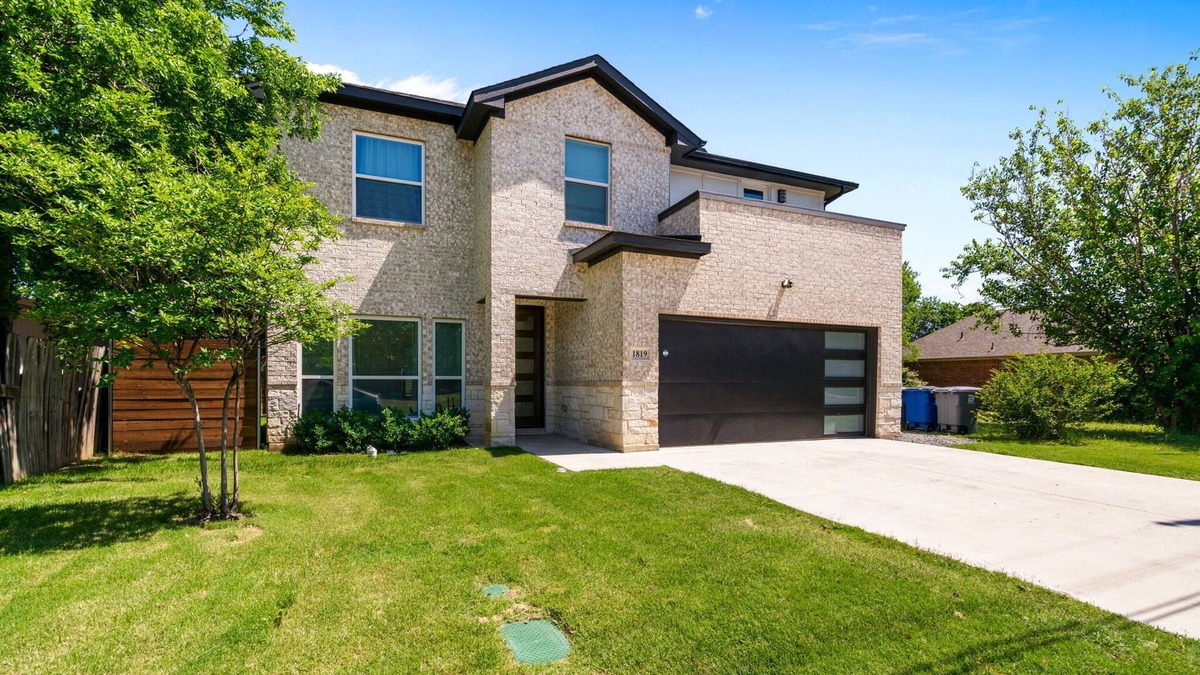 West Dallas House | Modern Rustic Farmhouse in the Heart of Dallas
