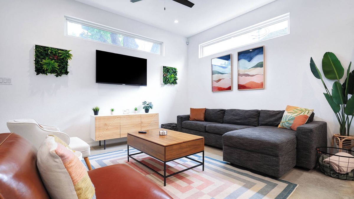 Eastside Promise Neighborhood House | Modern SA Home Nr DT + River Walk + Alamo | WiFi