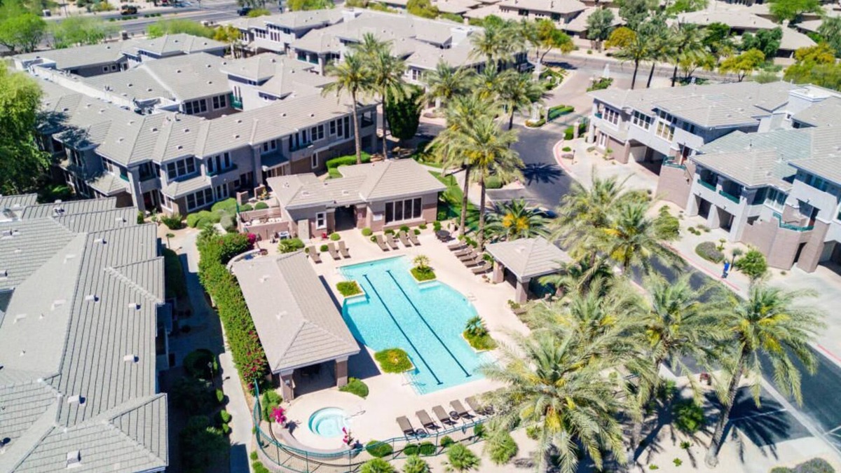 Kierland Condo | Modern Scottsdale Condo W/ Pool, Hot Tub, Kg Bed, Gym, & BBQ