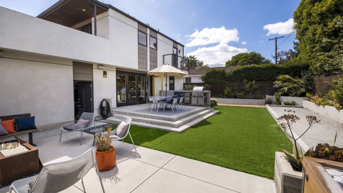 East Mesa House | Modern Sea Escape - with A/C, steps to Shoreline Park, beach, Hot tub, Bocce Ball, Dog OK