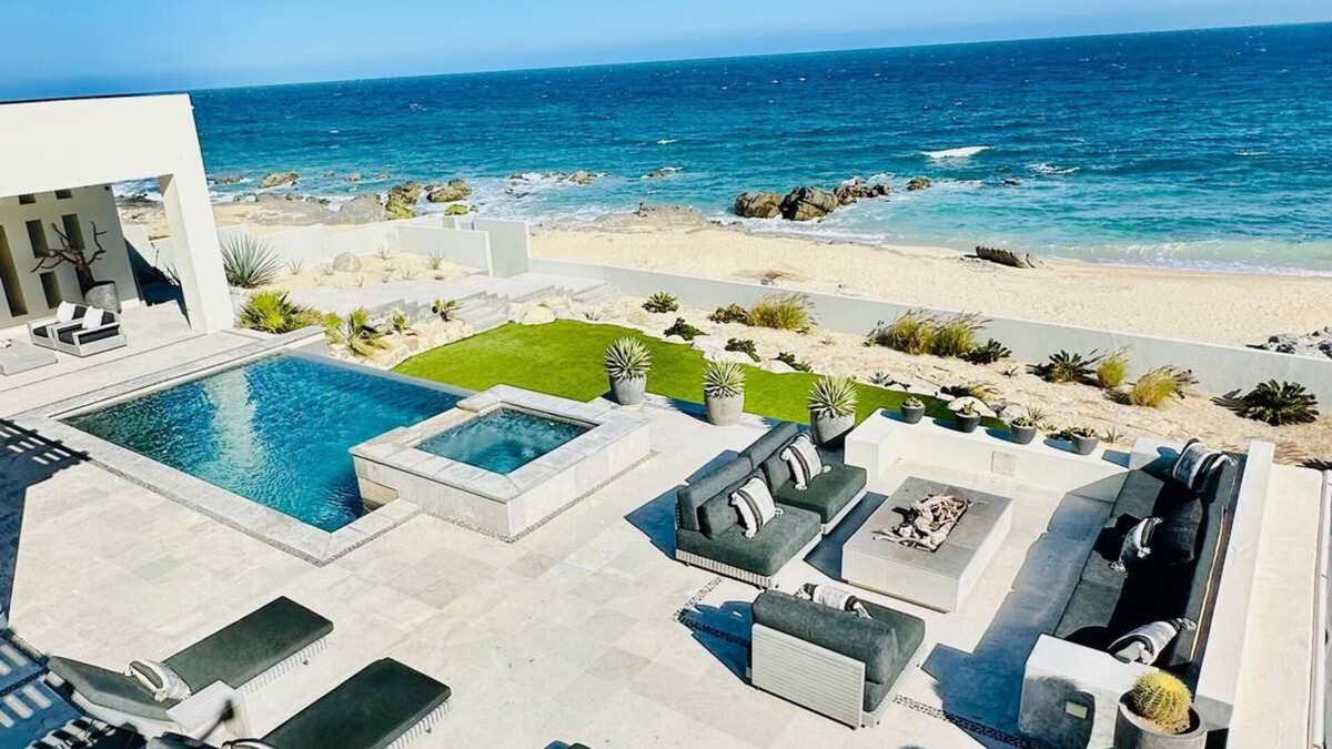 Vinorama Villa | Modern Secluded Oceanfront Whale Watch in Infinity Pool Surfing Paradise