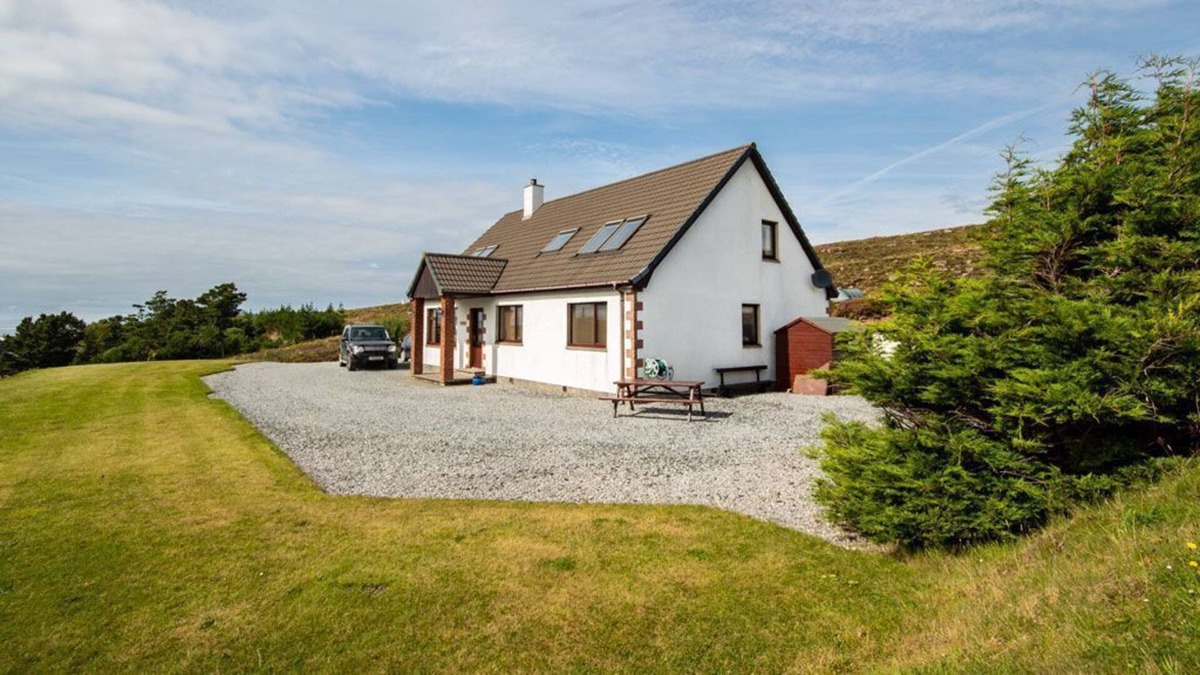 Gairloch Apartment | MODERN SELF-CONTAINED APARTMENT WITH SURROUNDING SEA AND MOUNTAIN VIEWS