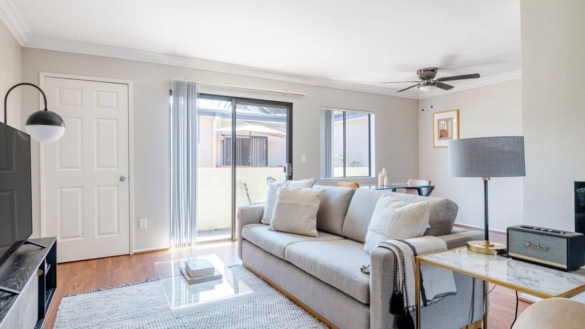 Sherman Oaks Apartment | Modern Sherman Oaks 2BR w/Gym, Courtyard, near WF + TJ, by Blueground