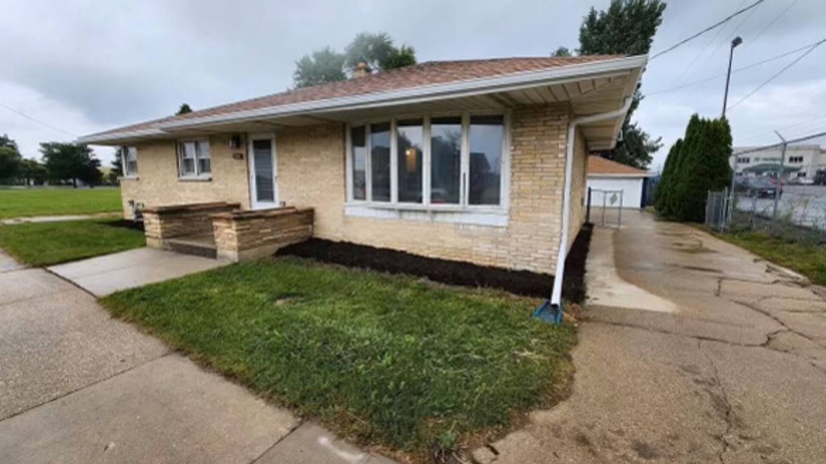 Milwaukee House | Modern Single Family Home with lot of Parking.