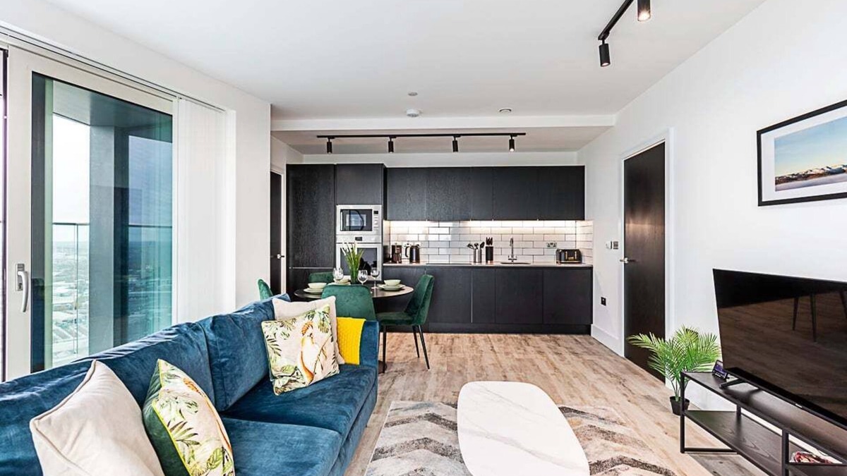 East Acton Apartment | Modern Sky-High Flat In North Acton