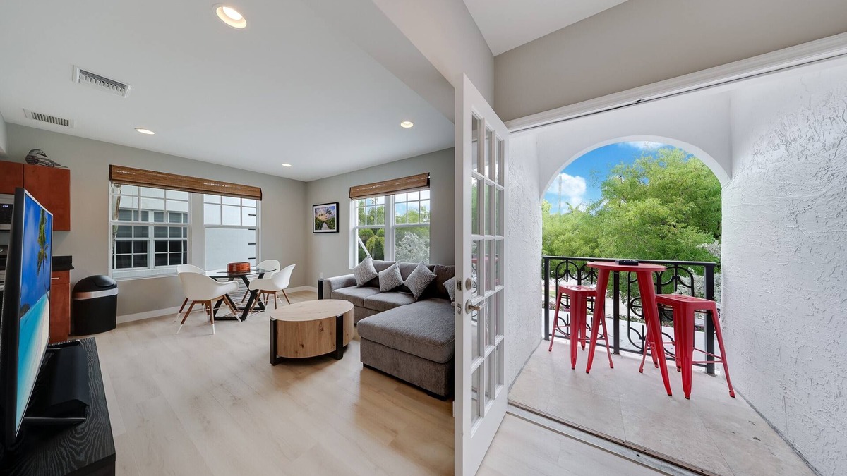 South Pointe Condo | Modern SoBe Gem! Balcony, Pool, Walk to Beach, BBQ, Fast Wi-Fi, Near Hotspots
