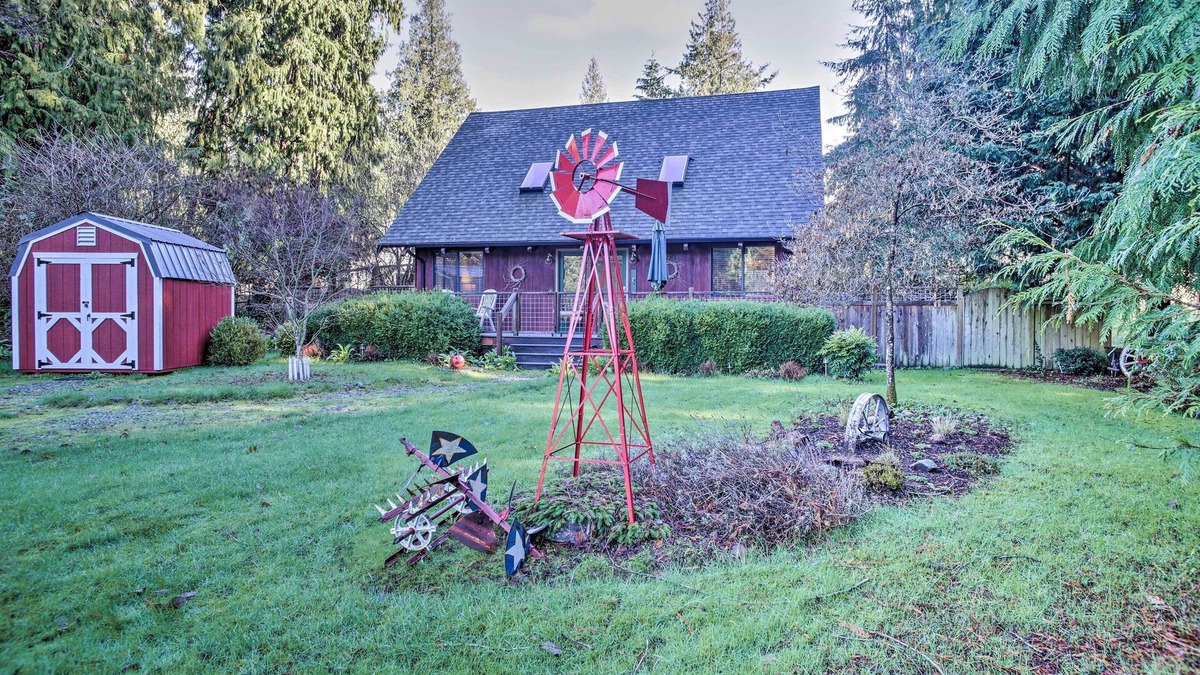 Clinton House | Modern South Whidbey House - Steps to Tidal Flats!