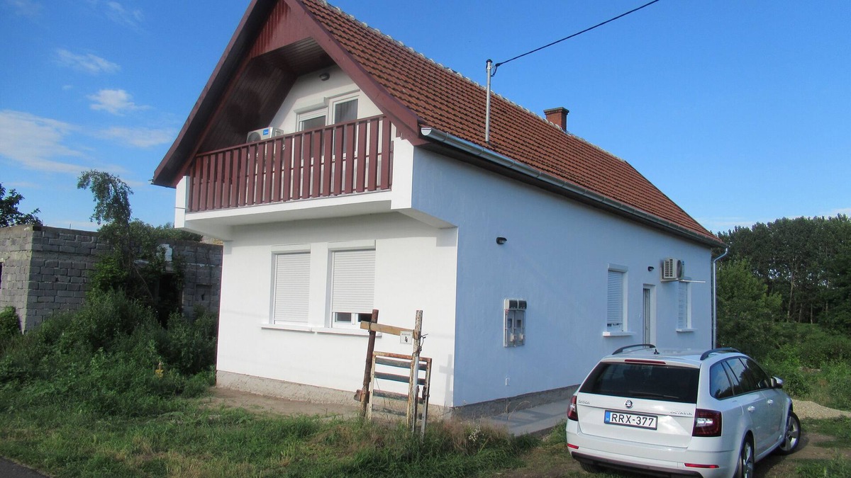 Bodrogkeresztur House | Modern, Spacious Home 2 mins from "R' Shayele"