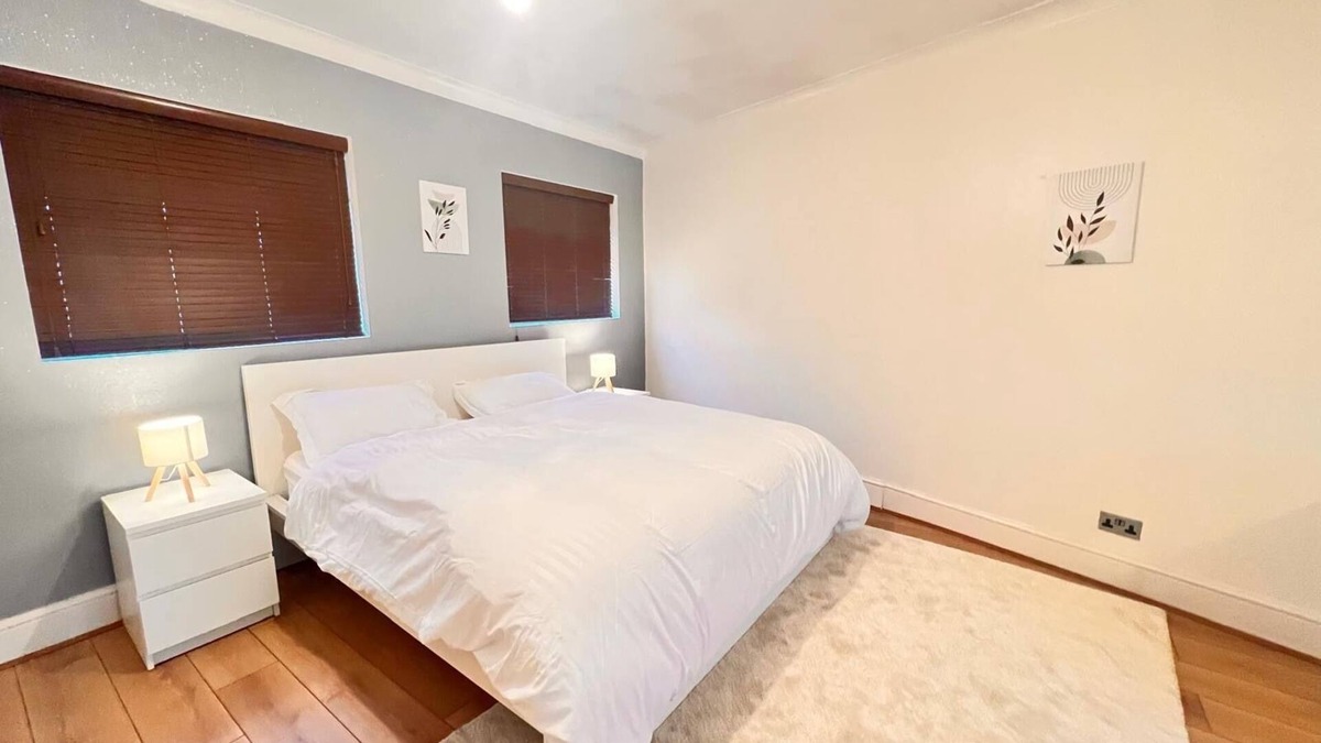 Mayfield House | Modern & Spacious 4-Bed Home with big backyard and free parking!