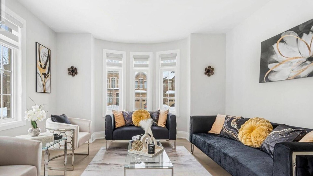 Brampton House | Modern Spacious 4-bedroom house with WiFi, AC in Brampton