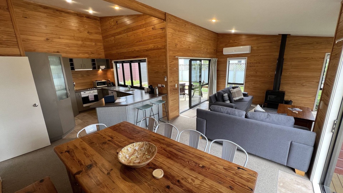 Kinloch House | Modern spacious bach close to the lake