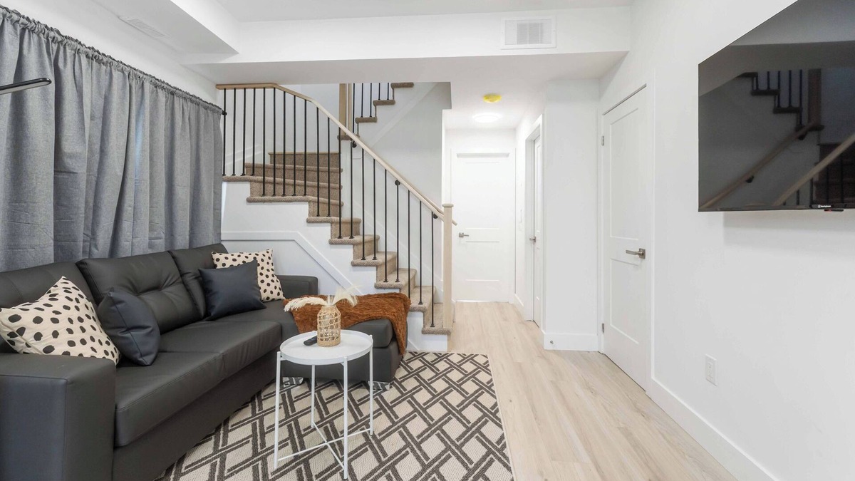 Niagara Falls Condo | Modern/Spacious 2-story 2-bedrm townhome/rooftop patio. Near all things Niagara!