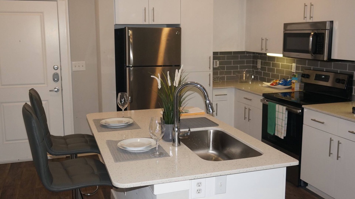 Lindbergh Condo | Modern Spacious Condo King Bed w.RoofTop Pool &Gym