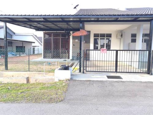 Gambang House | MODERN , SPACIOUS GAMBANG UMP 18 Guest House